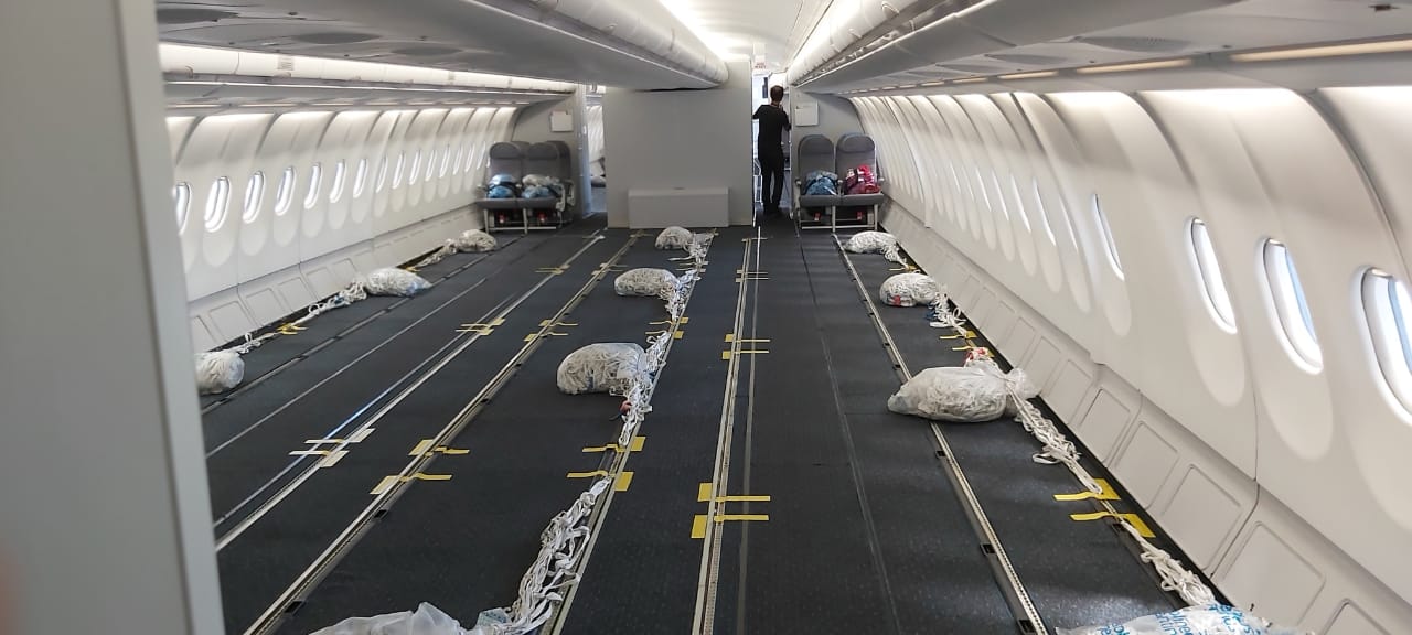 EN SOLO 20HS EL AIRBUS 330 LV-FVI DE AEROLINEAS FUE CONVERTIDO COMO AVION  CARGUERO PARA TRANSPORTAR 732.500 VACUNAS. VIDEO - Aviación en Argentina