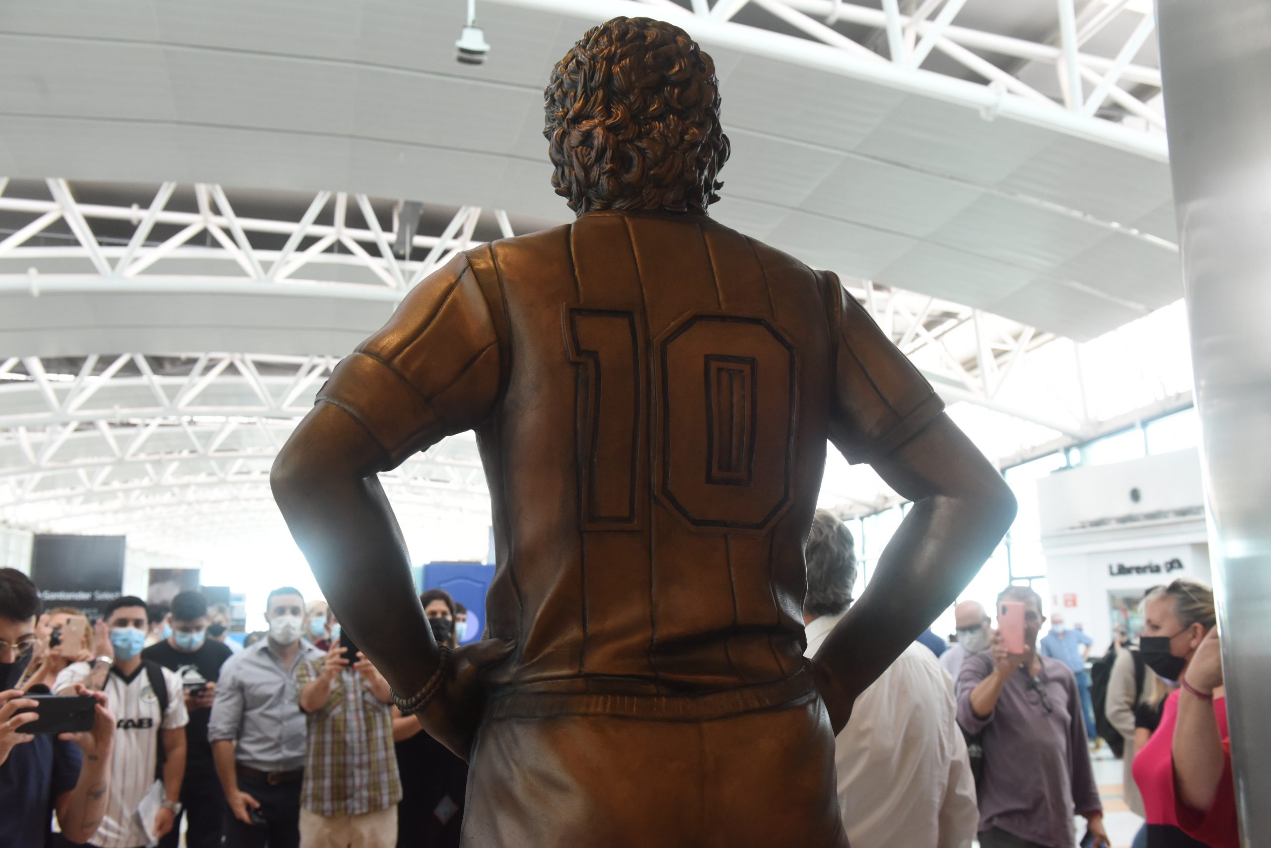 LA ESTATUA DE MARADONA YA ESTÁ EN EL AEROPUERTO DE EZEIZA Y CONCRETA UN ...