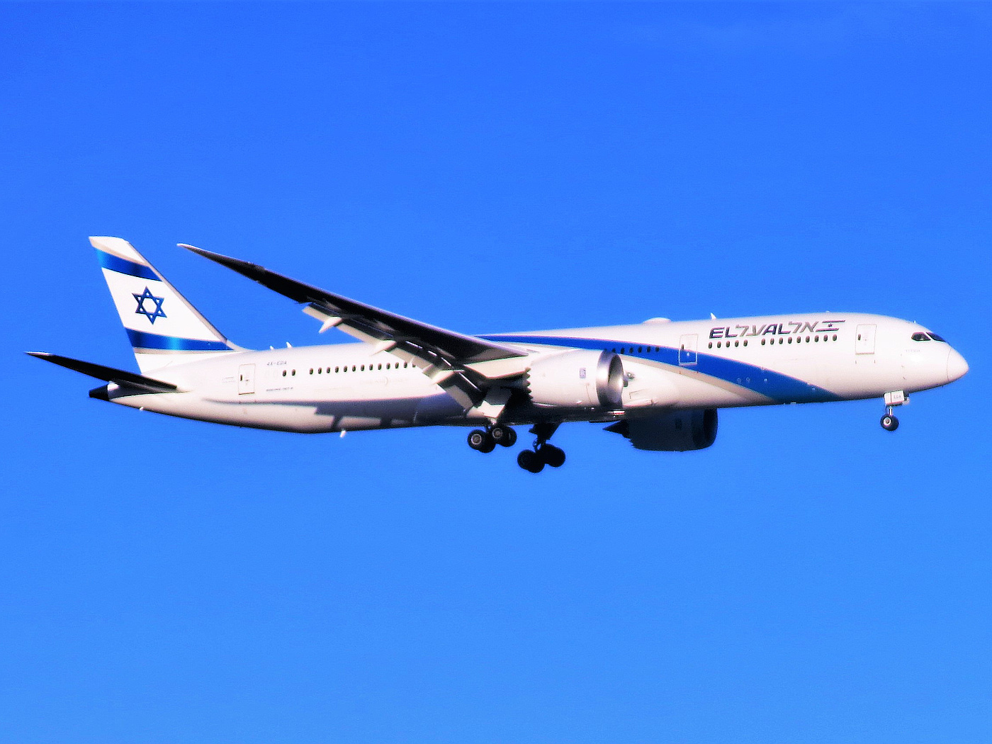 https://aviacionenargentina.com.ar/wp-content/uploads/2026/05/El_Al_Israel_Airlines_Boeing_787-9_Dreamliner_4X-EDA_Ashdod_approaching_EWR_Airport.jpg
